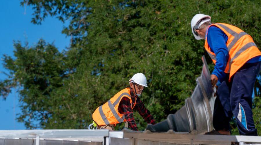 Professional gutter cleaning in Hanlontown, IA